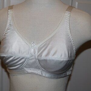 Jadee 34B bra has inserts/pockets but no pads to go with it white color
